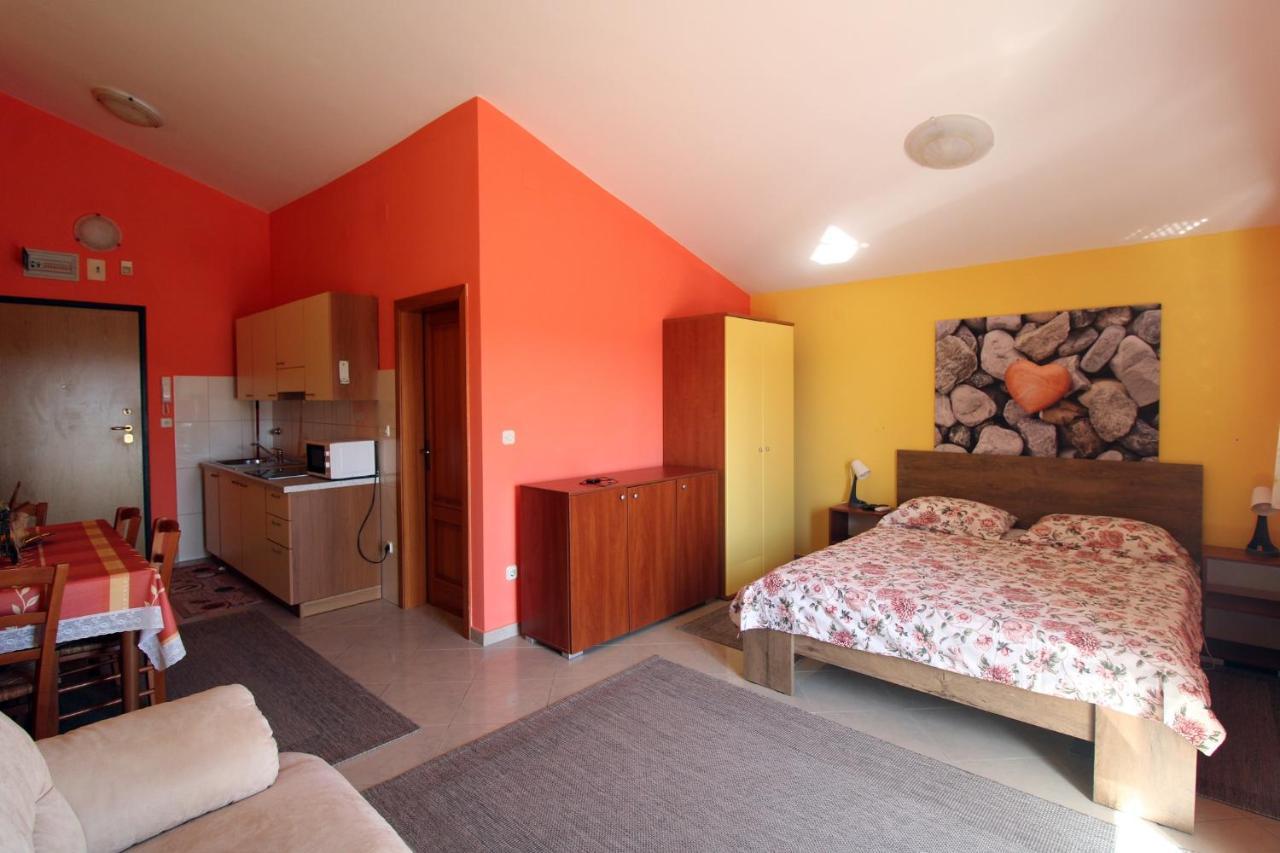 Studio Apartment Aniko Premantura Exterior photo